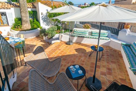 The bucolic exteriors of this villa have two furnished terraces with views of the sea and the mountains, perfect for a drink while enjoying the evening or sunbathing. In addition, there is a garden with fruit trees and a barbecue where you can prepar...