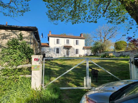 RouRoumazeries Loubert - Maison de deux chambres avec granges, possibilité de gîte, terrain et proche du lac
