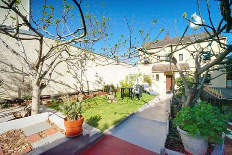 Découvrez cette spacieuse maison familiale de 200m² habitables (250m² au sol), idéalement située dans un quartier paisible, à seulement 10 minutes à pied du futur T1 et à proximité immédiate des écoles et commerces. Répartie sur trois niveaux, cette ...