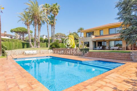 Esta magnífica propiedad está situada en una de las mejores urbanizaciones del Maresme, Can Teixidó. A tan sólo 20 minutos de Barcelona, 5 minutos andando a la playa y a 10 min. en coche al colegio Internacional Hamelin. La casa está construida sobre...