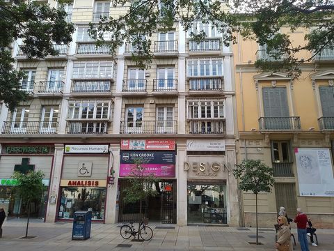 ¡Inversores y compradores exigentes! Presentamos una oportunidad única en el corazón de la ciudad: una espaciosa oficina en venta con posibilidad de cambio de uso a vivienda, cuenta con informe emitido por el Departamento de Licencias y Protección Ur...