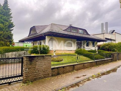 Familienresidenz der Extraklasse! Es ist schon ein besonderes Gefühl, wenn die Abendsonne das Gesicht streichelt. Besonders schön ist es, dies auf seiner eigenen Terrasse zu genießen. Erholung pur. Vogelgezwitscher anstatt Straßenlärm? Am Stadtrand v...
