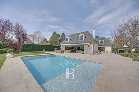 BARNES vous présente cette somptueuse propriété de 322 m² loi Carrez, située à Noisy-le-Roi, dans un beau domaine privé et recherché, parfaitement au calme, gardienné et sécurisé. Cette maison aux lignes élégantes offre des prestations haut de gamme ...