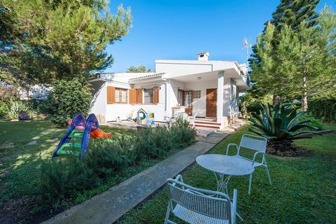 Los exteriores de la casa cuentan con un gran y cuidado jardín donde relajarse o tomar el sol y una zona de comedor al aire libre donde podrán disfrutar de la barbacoa mientras toman algo y observan a los más pequeños jugando en la zona infantil. En ...