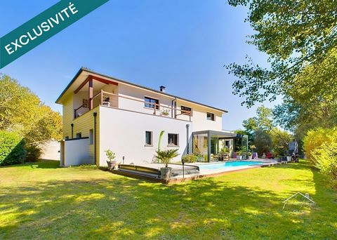 Maison contemporaine avec grand terrain, 4 garages, piscine et cave, au calme à Arsac