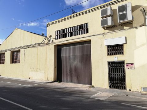 NO COBRAMOS COMISIÓN DE INTERMEDIACIÓN AL COMPRADOR Excelente oportunidad de adquirir en propiedad esta nave industrial muy bien distribuida ubicada en la localidad de Ontinyent, Valencia. Espacio privado de trabajo para equipos de cualquier tamaño, ...
