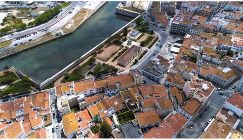 Grande propriété de deux étages, au centre de la ville, à réhabiliter. 2 articles distincts. 4 fractions pour une utilisation indépendante. 2 appartements avec de grandes surfaces. 1 grand espace commercial. 1 entrepôt. Espace extérieur rare, de par ...