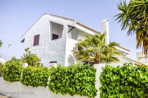 Ayamonte – Villa for sale in Spain Ayamonte – Villa for sale in Spain Villa in Ayamonte / Prov. Huelva. 3-story villa with approx. 260 m2 constructed surface. Garden with about 300 m2, large enough to add a pool. Very large basement of about 100 m2, ...