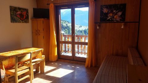 Residence Les Fleurs is located Route des Barrages, in the upper part of Aussois, opposite the skilifts. This 3-building property is to be found N°4 - E1 on resort map. Surface area : about 46 m². 2nd floor. Orientation : East, South-East, South. Liv...