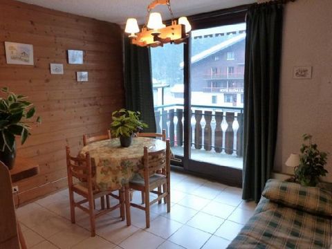 The residence le Moulin, with lift, is situated Route de pré-la-Joux, in Linga/Villapeyron district, in Châtel. It is located 100 m away from Linga cable car and the kinder garden of Les Pitchounes. The village center and shops are 1900 m away from t...
