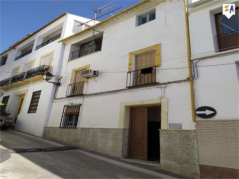 This typical 183m2 build, Andalusian townhouse overlooking the lake in Iznájar, in the province of Cordoba, Andalucia, Spain, is located in the center of this wonderful town, within walking distance of all the local services, including shops, bars, b...