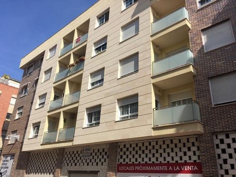 Brandneue Wohnung von 94 m2 gebaut in Molina de Segura, Murcia. Es besteht aus wohnzimmer mit Balkon, Einbauküche und Geräten, Waschküche, Innenhof, 3 Schlafzimmer und 2 Bäder. Vorinstallation von Klimaanlage und Einbauschränken. Es umfasst 2 Parkplä...