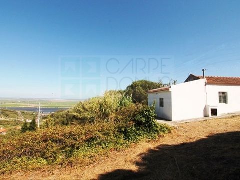 Farm of 20.760m2 with v3 villa, in Vila Franca de Xira, 20 minutes from Lisbon. The villa, to rehabilitate, has 3 bedrooms (an independent suite), kitchen, living room, service bathroom and glass area of conviviality. It has borehole, electricity, ma...