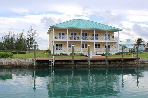 Detta lyxiga bostadsområde ligger på Grand Bahamas tropiska West End och intill Old Bahama Bay Resort and Yacht Harbor som har ett spa med full service och spännande vattensporter. Hotellet har en småbåtshamn och restauranger. Huset med 2 våningar le...