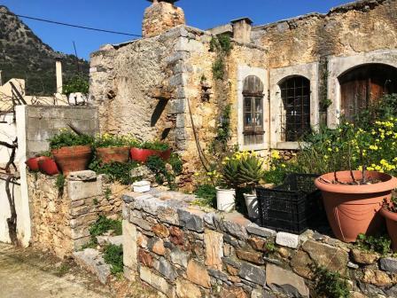 Latsida- Agios Nikolaos Old traditional residence of 80 sq.m. in Latsida just 1km from the city of Neapolis and 10km from the town of Agios Nikolaos. It consists of 3 large rooms with a courtyard.