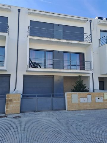 Townhouse, with 3 bedrooms, located in a residential area in the city of Miranda do Douro. Composed of basement, ground floor, 1st floor and patio, consists of 3 bedrooms, one of them suite, kitchen with fireplace, large living room, 4 wc's, garage f...