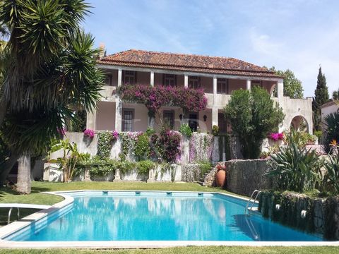 18th century farmhouse located in Almada, near Lisbon, with a land of 24 300m2. In this farmhouse we find a very well-maintained manor house, with a facade marked by a grand staircase of two flights, and which stands out for its interior very rich in...