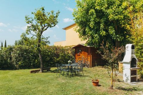 Surrounded by the countryside with olive groves, this 1-bedroom farmhouse in Cortona is ideal for a family of 3 with children to stay. It features a shared swimming pool for refreshing yourselves and a private garden to enjoy the day. The location is...