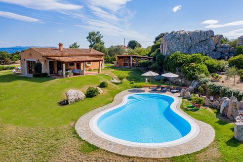 Villa á la Costa Smeralda met uniek zwembad en fascinerend uitzicht Landoppervlakte: 30,000 sqm Woonoppervlakte: 260 m² plus 26 m² technische ruimte Afhankelijkheid: 68 m² Barbecue: 20 m² Begin/Einde: 5/2013 Prijs: 1.500.000,00 EUR Het eiland Sardini...