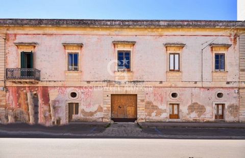 PUGLIA - COPERTINO (LE) - Via Magistrato Cosimo Mariano In the heart of Copertino (Lecce), a fortified citadel in the fifteenth century, we propose a late 19th century residence, totaling approximately 500 square meters, on two levels, which is acces...