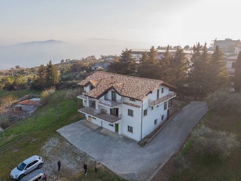 In the municipality of Trentinara we offer large semi-detached villa for sale on 3 levels with garden. The newly built villa is divided into two distinct housing units developed on 3 levels, one already habitable and the other to be completed. On the...