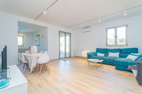 This lovely villa with private pool near Artà, in eastern Mallorca, welcomes 6 guests. You will be able to breathe the peace in the exterior area of this property thanks to the stunning views that you can admire while sunbathing on one of the 5 sun l...