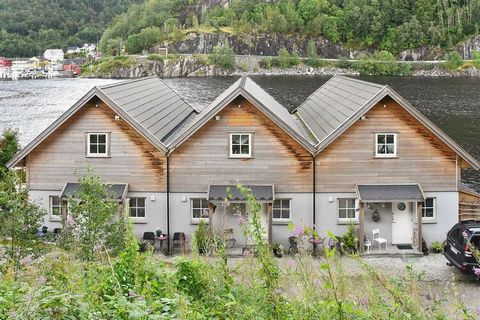 Esta casa de vacaciones de estilo rorbus se encuentra en la playa de Leirvik, junto al fiordo Sognefjord, en el municipio de Hyllestad. Aquí puede sentarse en la terraza cubierta y pescar, o simplemente relajarse y disfrutar de la vista del fiordo y ...
