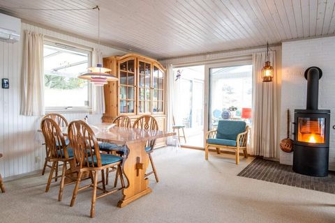 Tolles Ferienhaus an einer Sackgasse nahe dem Strand in Rindby auf Fanö. Das Ferienhaus bietet mehrere Terrassen sowohl überdachte als auch offene und einem schönen Wintergarten mit Fussbodenheizung, der zu jeder Tageszeit genutzt werden kann. Eine h...