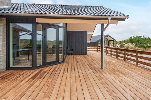 Casa vacanze del 2020 su un terreno naturale in alto con vista sulle dune vicino alla spiaggia e alla città nel famoso Henne Strand. La casa è arredata con rilassante idromassaggio, lettini e mobili in stile confortevole. Non in affitto a gruppi di g...