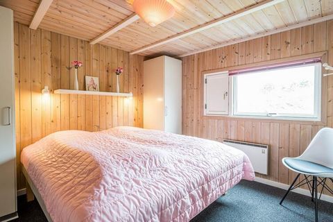 MAX 1 DOG - Na Tranebærvej w Henne Strand znajdziesz ten jasny i otwarty domek z sauną. Domek przeznaczony jest dla 8 osób i posiada duże pokoje - 2 pokoje są z podwójnymi łóżkami, 1 z dwoma pojedynczymi łóżkami i 1 pokój z łóżkiem piętrowym. Ładny d...