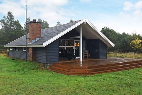 Dieses gepflegte Ferienhaus liegt auf einem großen, ungestörten Naturgrundstück in einem ruhigen Feriengebiet. Die Raumausnutzung ist optimal und die Einrichtung modern. Im gemütlichen Wohnzimmer finden Sie einen Holzofen und einen Flachbild-Fernsehe...