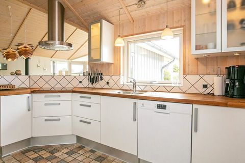 Holiday cottage with whirlpool and sauna, 2 bathrooms, 3 bedrooms, mezzanine, kitchen, large living room with wood-burning stove and direct access to a large terrace with heaters. The house has all the furniture and fixtures that you expect in a well...