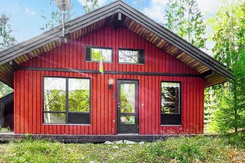Mitten in Schwedens Garten, in Blekinge und nahe der Grenze zu Småland und Glasriket, liegt dieses schöne und rustikale Ferienhaus auf einem wunderschönen Naturgrundstück in einem Ferienhausgebiet ganz in der Nähe von Västersjön. Mit nur 250 Metern z...