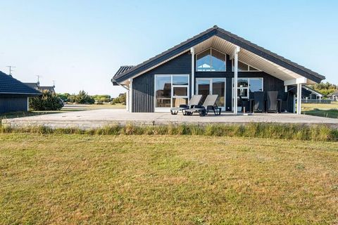 Ferienhaus in landschaftlich reizvoller Umgebung mit guten Wandermöglichkeiten. Das Haus verfügt über eine schöne Sauna und einen kleinen Whirlpool, die Sie nach einem Tag in der Natur, am Meer oder nach einem Ausflug auf dem Golfplatz genießen könne...