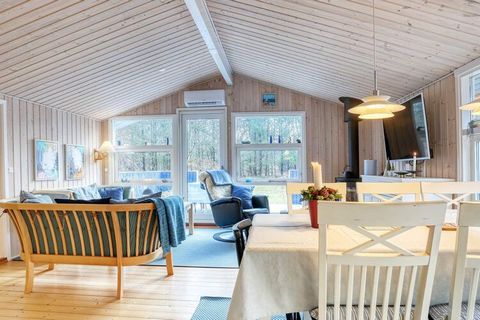 Im beliebten Ferienhausgebiet von Bratten, zwischen den Städten Skagen und Frederikshavn gelegen, findet man dieses Ferienhaus. Es steht auf einem großen, attraktiven Naturgrundstück mit viel Sonnenlicht und Platz für Aktivitäten im Freien. Das gut a...