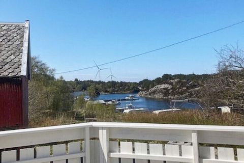 Holiday home in idyllic surroundings with sea views, 50 meters from the marina. Cozy older holiday home, modernized in 2021. TV via satellite dish, Norwegian/Nordic TV channels via CanalDigital in addition to some German TV channels. Bathroom with sh...