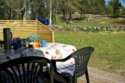 Charmant cottage frais construit en 2012, avec un emplacement rural et en bord de mer à la périphérie de Svanesund, au sud-est d'Orust. Le chalet est bien adapté pour les couples qui veulent vivre dans un environnement calme et paisible. Vous vivez d...