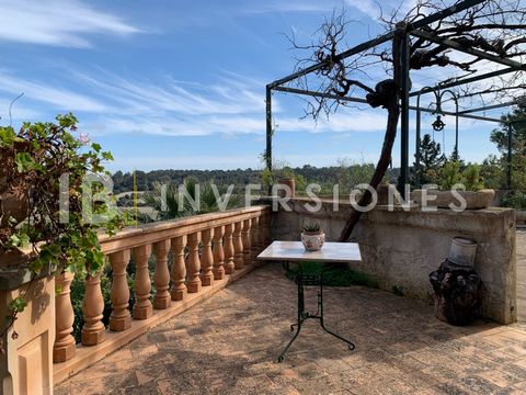 IB INVERSIONES REAL ESTATE BOUTIQUE presents this majestic Mallorcan manor house with a tourist license in Muro. In the historic centre of Muro, we find 