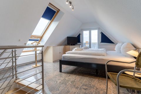 Ce bel appartement de vacances se trouve dans une maison avec quatre unités d'habitation et dispose d'environ 65qm sur deux niveaux pour jusqu'à 4 personnes. Il est situé dans un endroit idyllique et calme, directement sur la digue dans le quartier d...