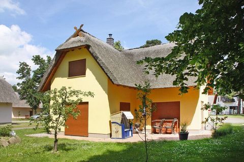 Gezellig ingericht huisje met rieten dak met sauna en open haard op slechts 250 meter van het binnenwater. Het pittoreske vakantiehuisgebied ligt aan de rand van de stad Zirchow en maakt deel uit van het natuurpark Usedom. Dit stuk landschap - het zo...