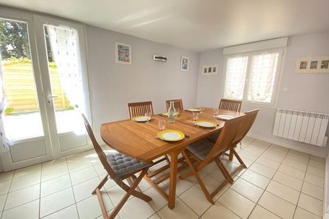 Comfortable holiday home, quietly located in the Kairon district, just 200m from the sea and the huge beach that stretches from St. Pair-sur-Mer to Jullouville. The spacious living room opens onto two south-facing terraces. Outside the summer months ...
