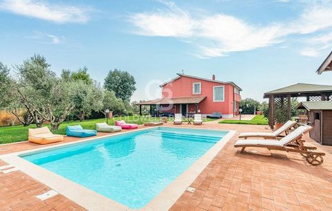 LAZIO - VITERBO - MONTALTO DI CASTRO VILLA WITH POOL AND LAND WITH OLIVE TREES Beautiful country villa of 160 m2, completely renovated, with porch of about 60 m2, swimming pool and one hectare of land with olive grove a few kilometers from Montalto d...