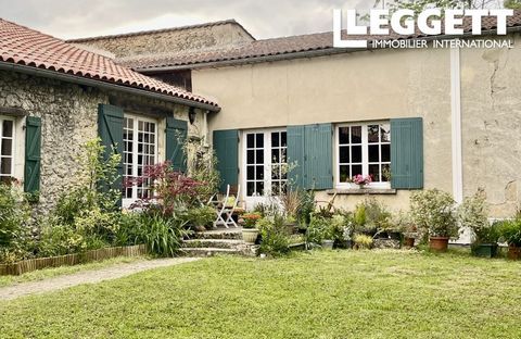 A21402MK33 - Bij de uitgang van een klein dorpje in de prachtige heuvelachtige streek Entre-Deux-Mers ontdekt u dit charmante huis - een oude boerderij - in puin en gehouwen steen, met zijn bijgebouwen, omgeven door een tuin / park van meer dan 9000 ...