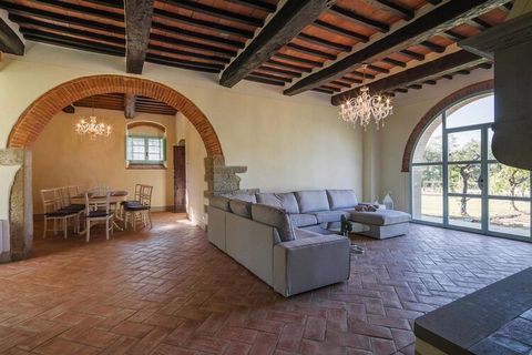 Former stone farmhouse, completely renovated and immersed in the green of the Chiana Valley. A few kilometers from the Etruscan city of Cortona and Lake Trasimeno. The house is elegantly and traditionally furnished with quality details. On the ground...