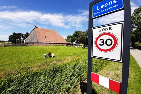 Come and enjoy the Frisian style in the quiet surroundings of Leons: the heart of Friesland. From this modern villa, newly built in 2023, you can discover all the surrounding major Frisian cities. The accommodation offers the possibility to rent elec...