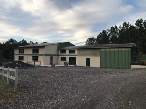 Beautiful hunting estate on 65 hectares in one piece, all fully enclosed. Currently a hunting park that can also be converted into a hunting enclosure (subject to any necessary permissions). The estate consists of 45 hectares of maritime pine. Red oa...