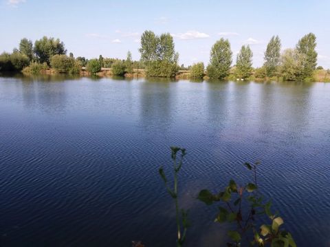 A fishing enthusiast's slice of heaven! 7 hectare spring filled lake of approx 2.5 - 3 meters in depth. Surrounded by over 5 ha of good farm land, trees for shade and the possibility to add wooden bungalows for income potential. Old stone barn of 150...