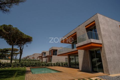 Identificação do imóvel : ZMPT558651 Maison neuve de 3+1 chambres, avec jardin privé et piscine, conçue dans un style contemporain par le studio portugais CPU et l’italien BEST. Il est situé dans une communauté fermée de luxe dans le parc naturel de ...