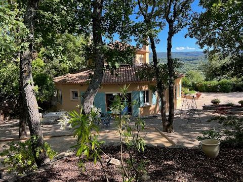 GOULT In the Village, facing the Luberon, facing south with a beautiful view This house has a useful area of about 165 m2 It consists on the ground floor of an entrance hall, a living room living room with fireplace dining room with a surface of 42 m...