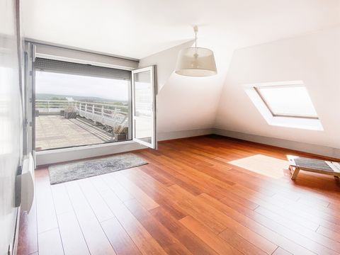 Très beau Duplex de 5 pièces pour 97 m2 et deux terrasses pour 53 m2 au dernier étage, avec une vue magnifique et dégagée, le tout à Meulan en Yvelines. Composé d’un 1er niveau avec une entrée desservant une salle de bains et un WC indépendant, ainsi...